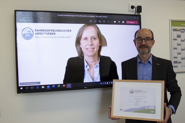 Petra Husemann-Roew, Landesgeschäftsführerin des ADFC Bayern, gratulierte ebm-papst Landshut Personalleiter Kai Gebhardt per Video-Chat